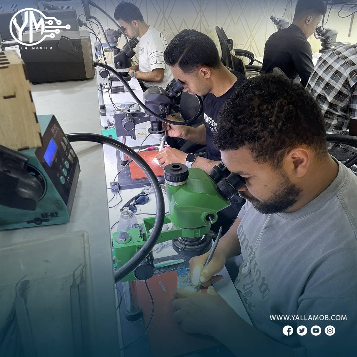 متدربان يعملان على محطات ميكروسكوب في المعمل