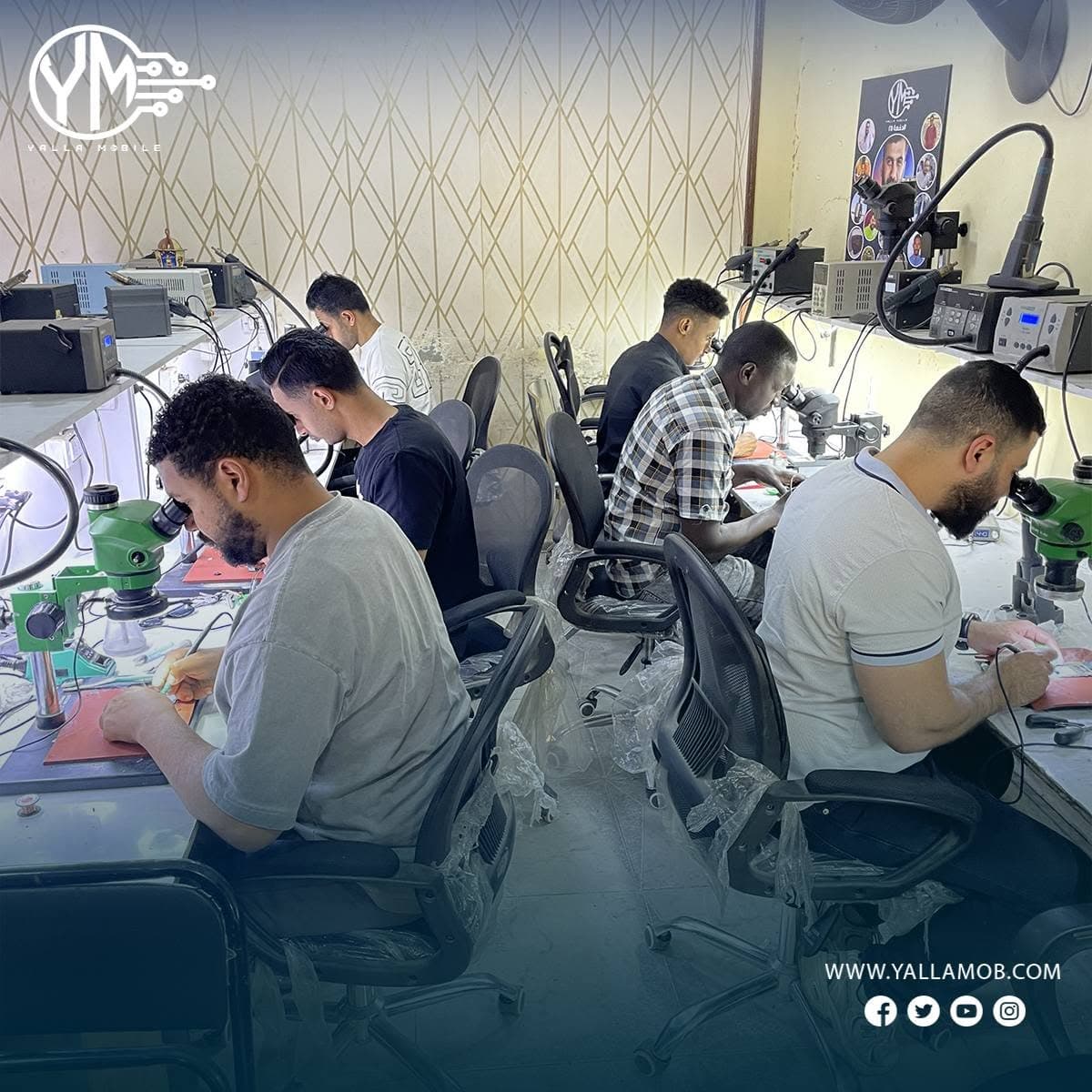 مجموعة متدربين يعملون في نفس الوقت على محطات لحام وفحص
