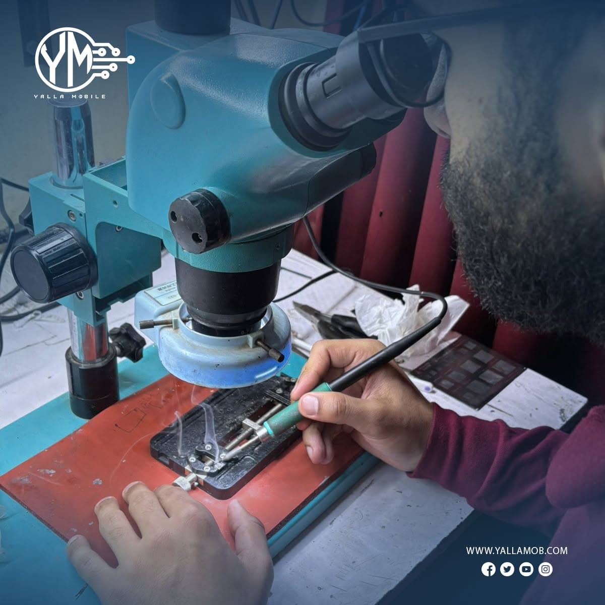 مدرب يشرح أثناء جلسة تدريب عملي مع أجهزة حقيقية على الطاولة