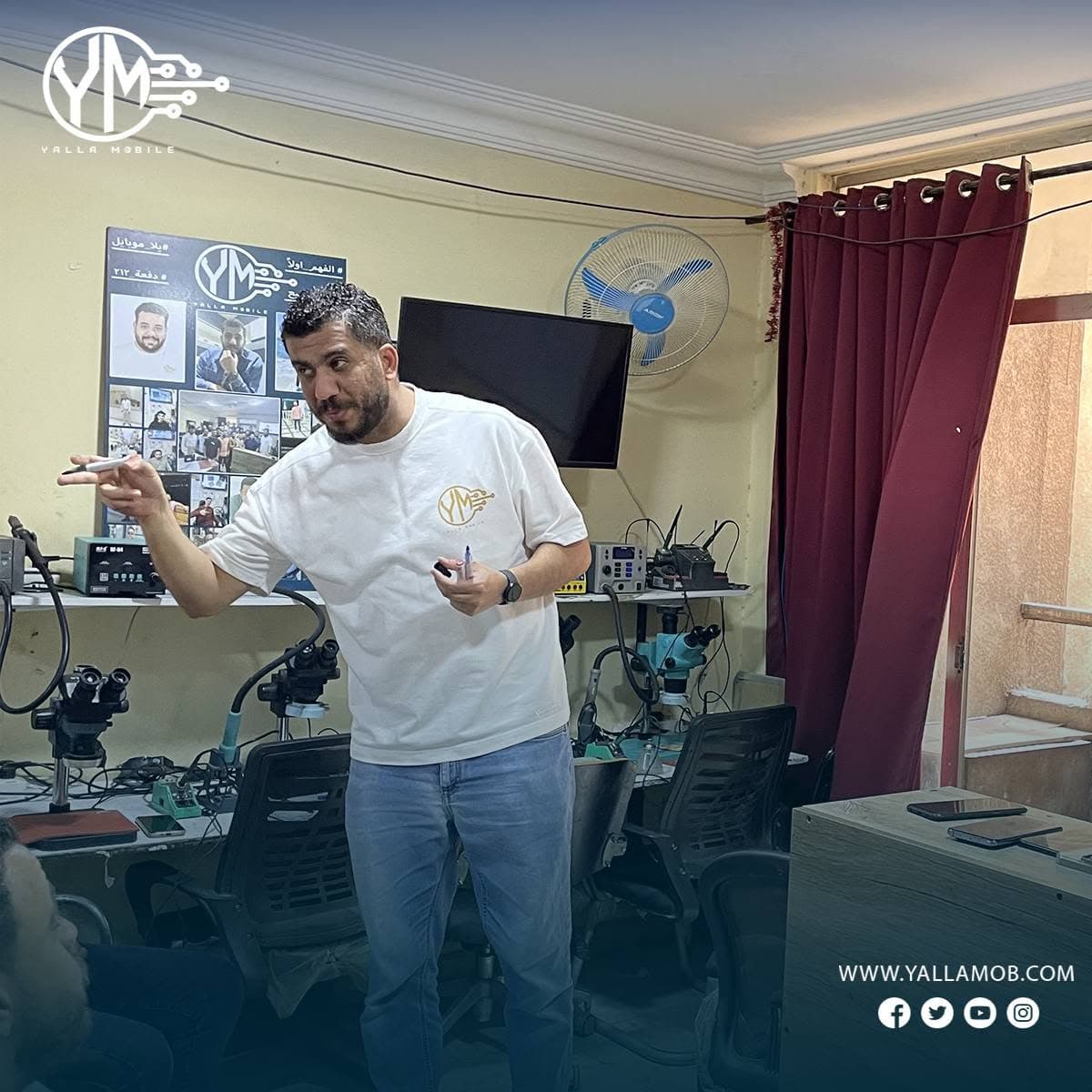 مدرب يشرح مخطط دفعة تدريبية أمام السبورة لمجموعة من المتدربين