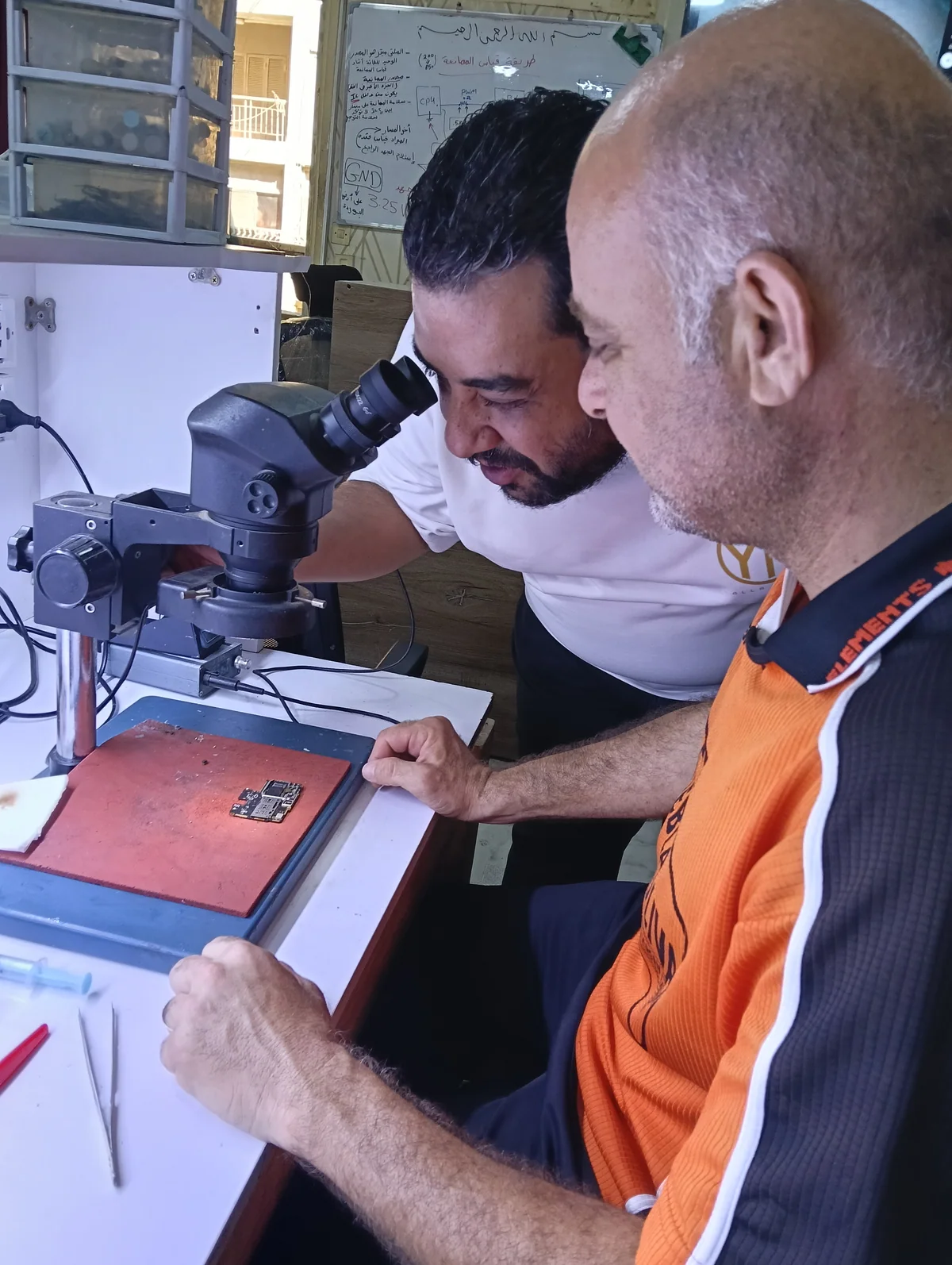تدريب عملي على إصلاح الموبايل باستخدام الميكروسكوب